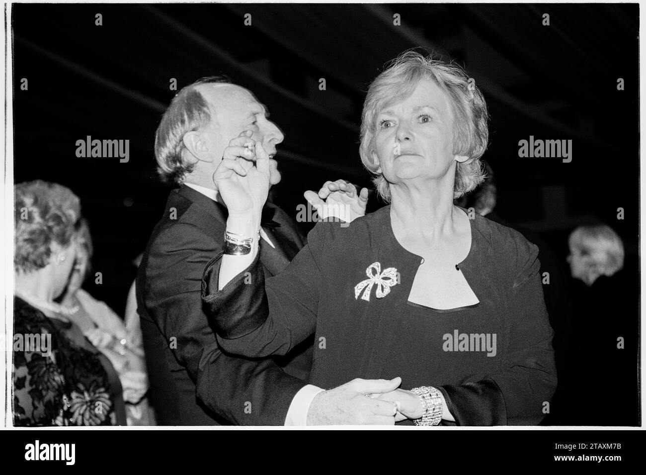 GLENYS KINNOCK, NEIL KINNOCK, CARDIFF, 2001: I politici sposati del Partito laburista gallese Glenys Kinnock e Neil Kinnock ballano insieme alla cerimonia di premiazione della donna gallese dell'anno 2001 e al Gala Dinner Ball il 23 novembre 2001 alla Cardiff International Arena (CIA), Galles, Cardiff. All'epoca Glenys Kinnock era membro del Parlamento europeo e Neil Kinnock era Commissario europeo. Foto: Rob Watkins Foto Stock