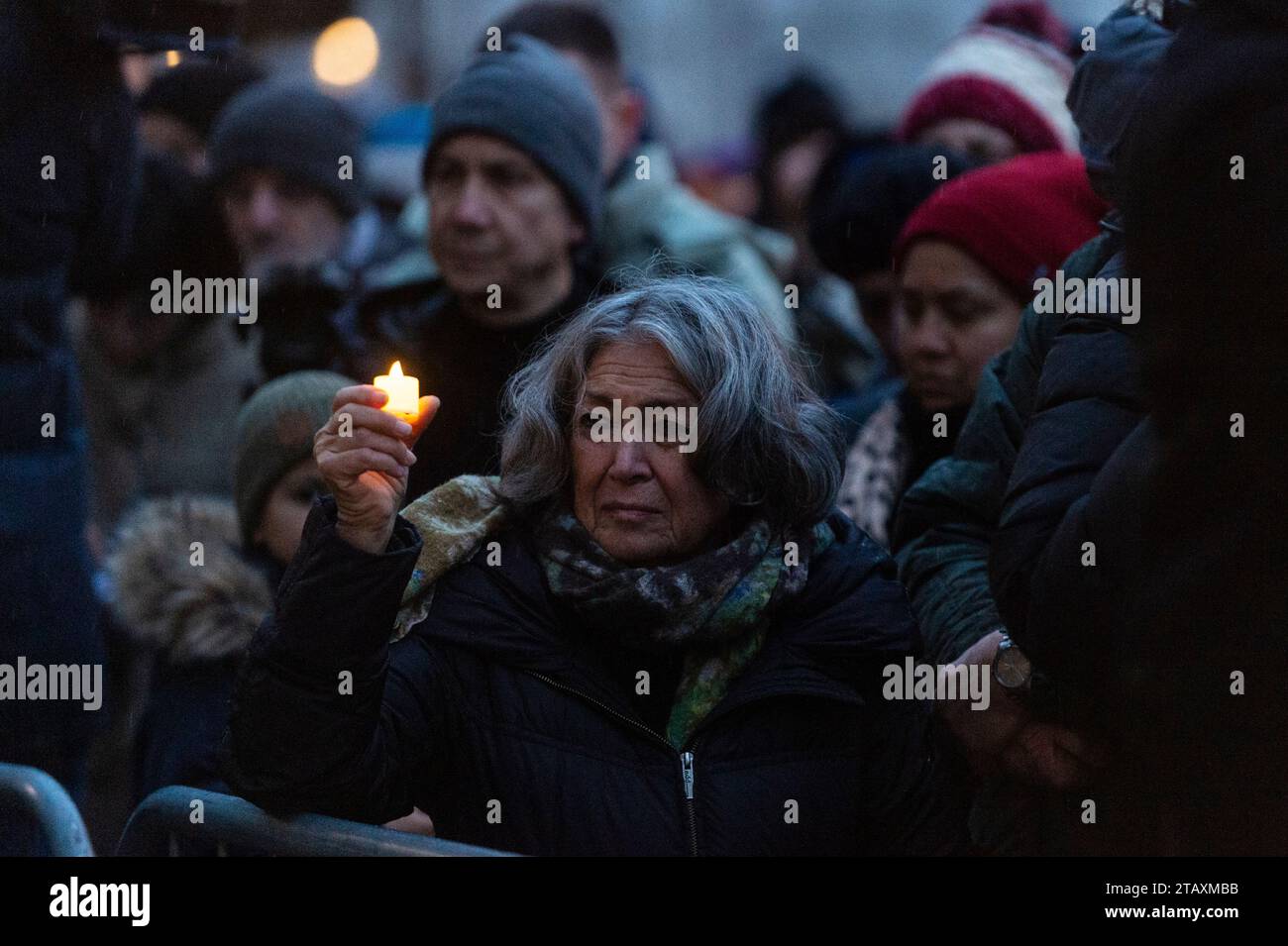 Londra, Regno Unito. 3 dicembre 2023. Le persone con candele e lanterne in una veglia “Building Bridges for Humanity” fuori Downing Street che consente loro “di parlare sia contro l’antisemitismo che contro l’odio musulmano” secondo gli organizzatori. In un evento sostenuto dal movimento Together for Humanity, i partecipanti includono famiglie in lutto che hanno perso i propri cari nel conflitto israeliano di Hamas. Crediti: Stephen Chung / Alamy Live News Foto Stock