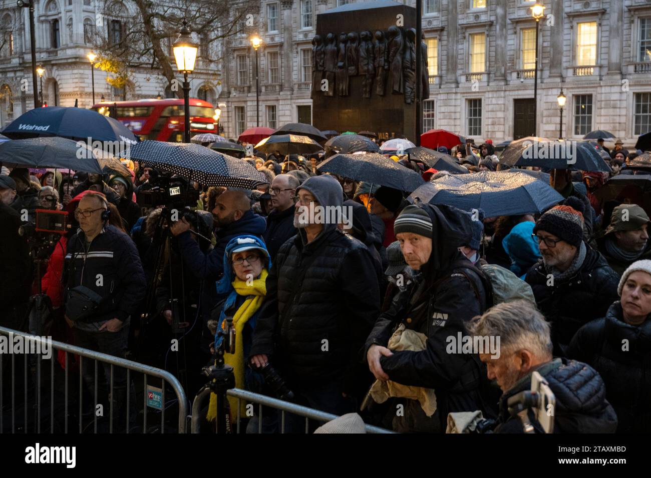 Londra, Regno Unito. 3 dicembre 2023. Le persone in una veglia “Building Bridges for Humanity” fuori Downing Street che consente loro “di parlare contro sia l’antisemitismo che l’odio musulmano” secondo gli organizzatori. In un evento sostenuto dal movimento Together for Humanity, i partecipanti includono famiglie in lutto che hanno perso i propri cari nel conflitto israeliano di Hamas. Crediti: Stephen Chung / Alamy Live News Foto Stock