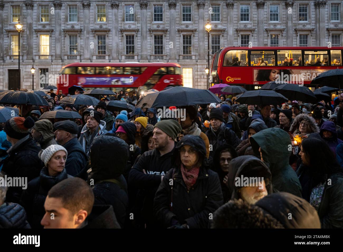 Londra, Regno Unito. 3 dicembre 2023. Le persone in una veglia “Building Bridges for Humanity” fuori Downing Street che consente loro “di parlare contro sia l’antisemitismo che l’odio musulmano” secondo gli organizzatori. In un evento sostenuto dal movimento Together for Humanity, i partecipanti includono famiglie in lutto che hanno perso i propri cari nel conflitto israeliano di Hamas. Crediti: Stephen Chung / Alamy Live News Foto Stock