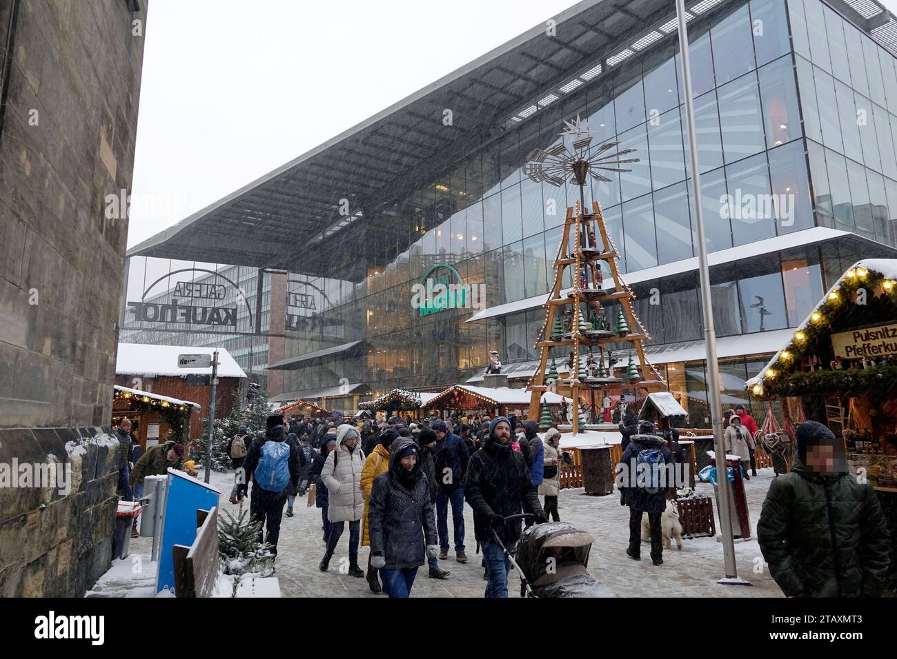 Weihnachtsmarkt 03.12.2023, Chemnitz, Zentrum, Weihnachtsmarkt, Ein erster Advent wie im Bilderbuch. Tausende Chemnitzer strömten am ersten Advent auf den Chemnitzer Weihnachtsmarkt und genossen die Weihnachtliche Atmosphäre. Dabei Half natürlich auch das weihnachtliche Wetter. Bleibt nur zu hoffen das uns das weihnachtliche Winterwetter bis Weihnachten erhalten bleibt. Chemnitz Sachsen Deutschland *** Mercatino di Natale 03 12 2023, Chemnitz, centro, Mercatino di Natale, Un primo Avvento come in un libro illustrato migliaia di persone da Chemnitz si sono recate al Mercatino di Natale di Chemnitz il primo Adv Foto Stock