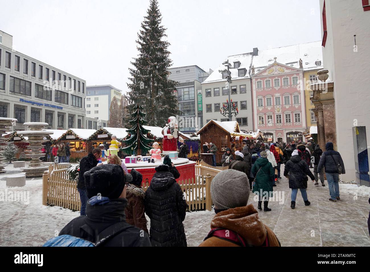 Weihnachtsmarkt 03.12.2023, Chemnitz, Zentrum, Weihnachtsmarkt, Ein erster Advent wie im Bilderbuch. Tausende Chemnitzer strömten am ersten Advent auf den Chemnitzer Weihnachtsmarkt und genossen die Weihnachtliche Atmosphäre. Dabei Half natürlich auch das weihnachtliche Wetter. Bleibt nur zu hoffen das uns das weihnachtliche Winterwetter bis Weihnachten erhalten bleibt. Chemnitz Sachsen Deutschland *** Mercatino di Natale 03 12 2023, Chemnitz, centro, Mercatino di Natale, Un primo Avvento come in un libro illustrato migliaia di persone da Chemnitz si sono recate al Mercatino di Natale di Chemnitz il primo Adv Foto Stock