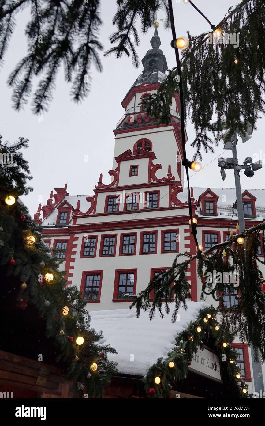 Weihnachtsmarkt 03.12.2023, Chemnitz, Zentrum, Weihnachtsmarkt, Ein erster Advent wie im Bilderbuch. Tausende Chemnitzer strömten am ersten Advent auf den Chemnitzer Weihnachtsmarkt und genossen die Weihnachtliche Atmosphäre. Dabei Half natürlich auch das weihnachtliche Wetter. Bleibt nur zu hoffen das uns das weihnachtliche Winterwetter bis Weihnachten erhalten bleibt. Chemnitz Sachsen Deutschland *** Mercatino di Natale 03 12 2023, Chemnitz, centro, Mercatino di Natale, Un primo Avvento come in un libro illustrato migliaia di persone da Chemnitz si sono recate al Mercatino di Natale di Chemnitz il primo Adv Foto Stock
