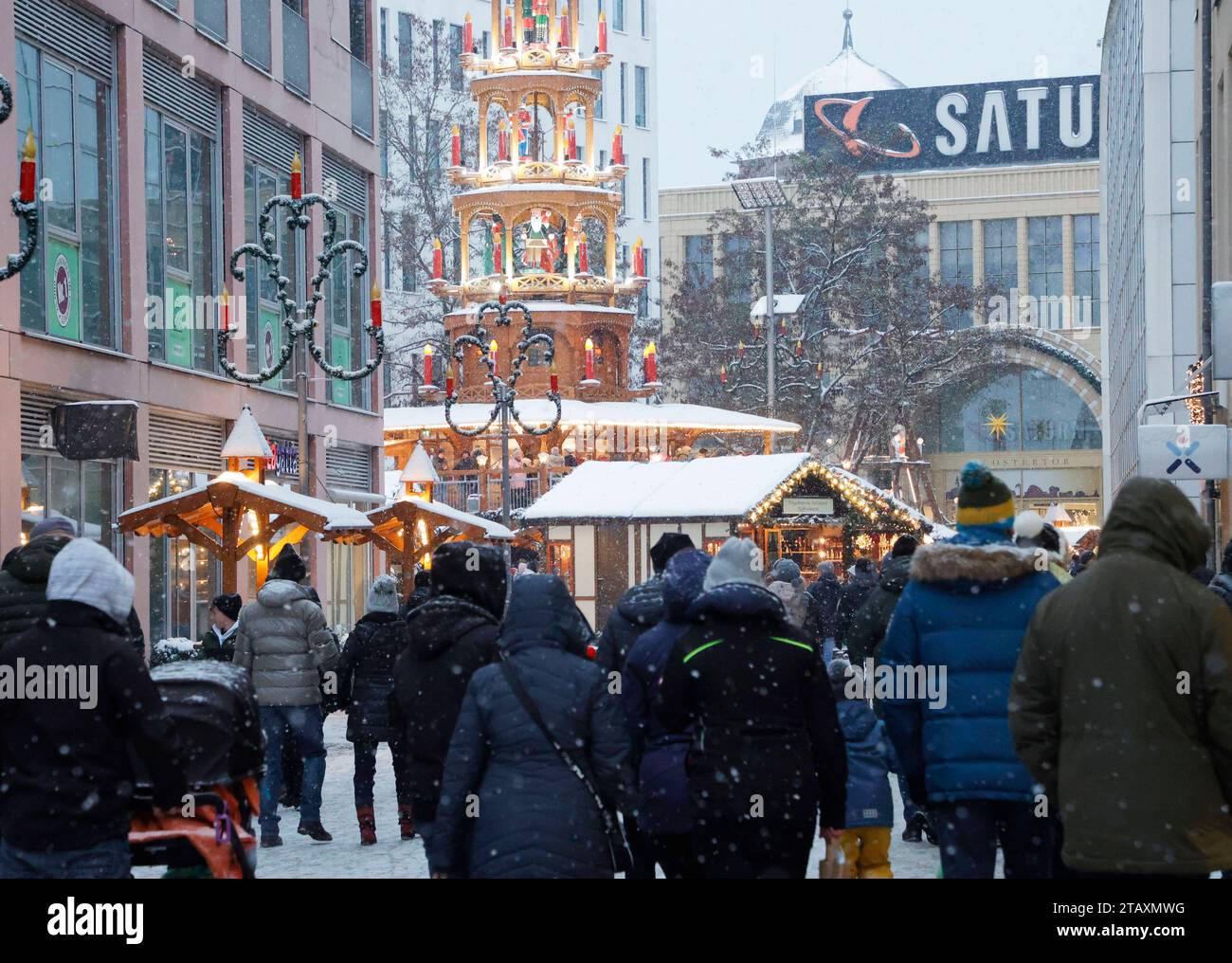 Weihnachtsmarkt 03.12.2023, Chemnitz, Zentrum, Weihnachtsmarkt, Ein erster Advent wie im Bilderbuch. Tausende Chemnitzer strömten am ersten Advent auf den Chemnitzer Weihnachtsmarkt und genossen die Weihnachtliche Atmosphäre. Dabei Half natürlich auch das weihnachtliche Wetter. Bleibt nur zu hoffen das uns das weihnachtliche Winterwetter bis Weihnachten erhalten bleibt. Chemnitz Sachsen Deutschland *** Mercatino di Natale 03 12 2023, Chemnitz, centro, Mercatino di Natale, Un primo Avvento come in un libro illustrato migliaia di persone da Chemnitz si sono recate al Mercatino di Natale di Chemnitz il primo Adv Foto Stock