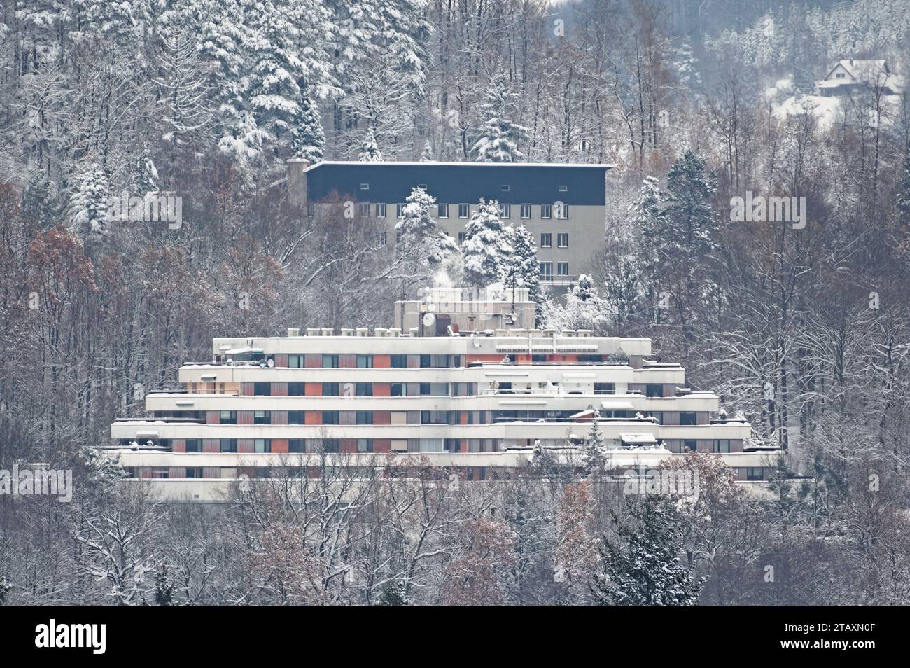 Edificio residenziale e vecchio edificio alberghiero abbandonato nella foresta. Piccola città di Roznov pod Radhostem in repubblica Ceca. Foto Stock