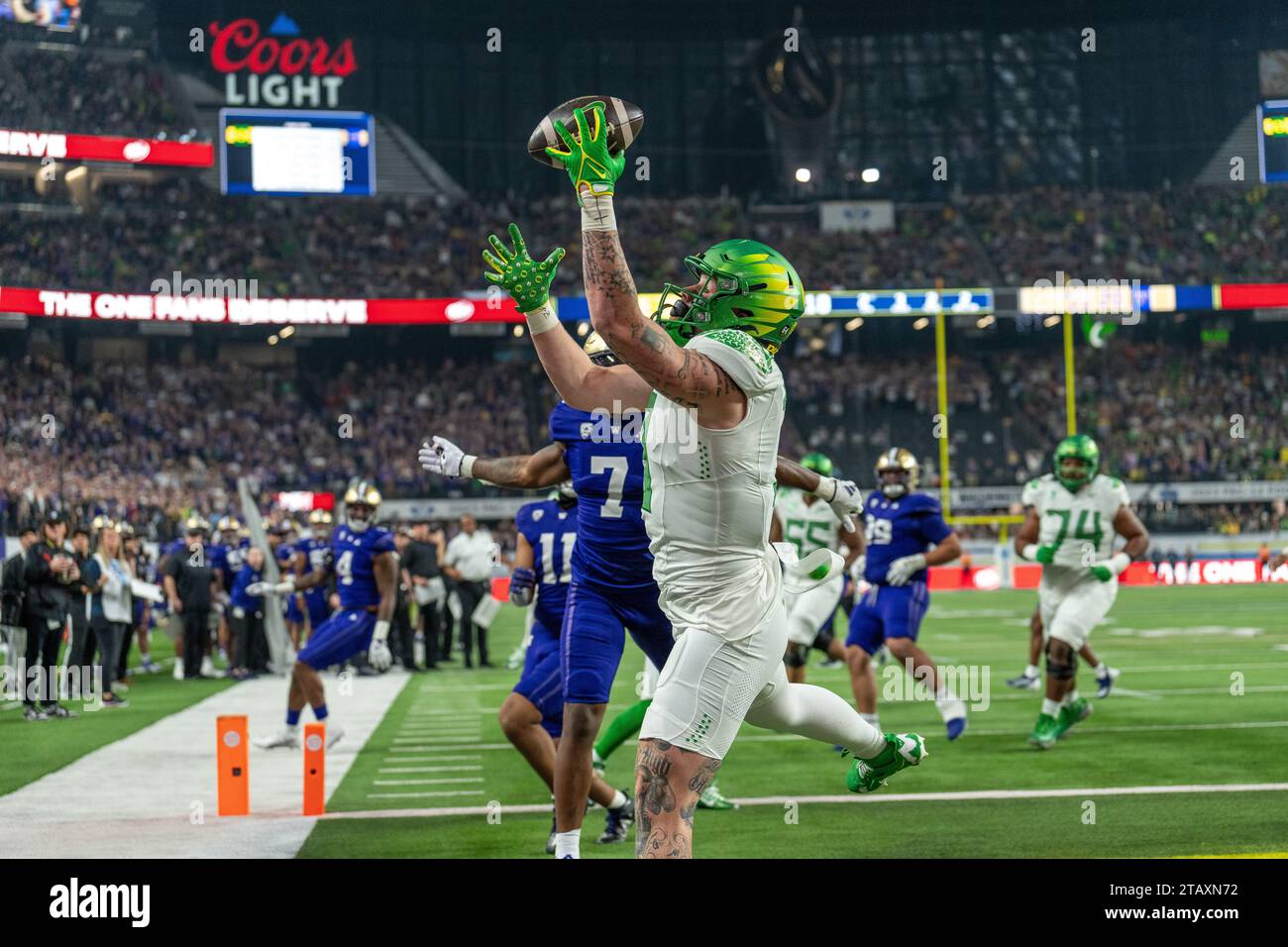 Oregon Tight End Terrance Ferguson (3) cattura la palla per un touchdown durante la gara di campionato PAC-12 del 2023 tra i Washington Huskies e OR Foto Stock