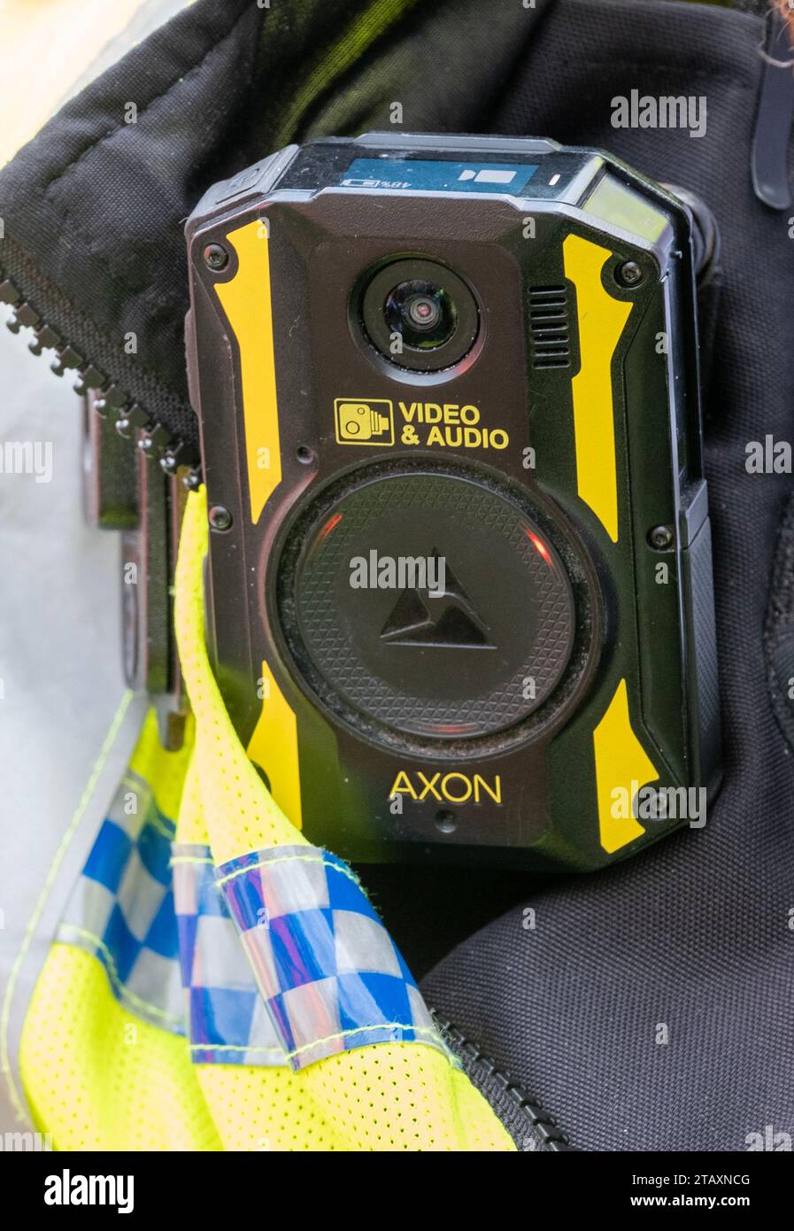 Videocamera indossata dagli agenti di polizia di Londra per tenere al sicuro gli agenti, consentendo la consapevolezza della situazione, migliorando le relazioni con la comunità e fornendo prove. Foto Stock