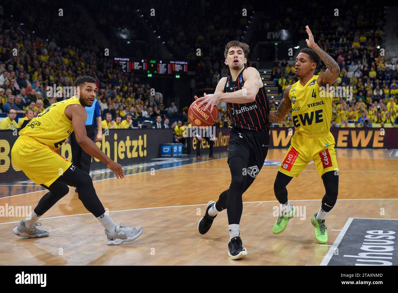 03.12.2023, EWE Arena, Oldenburg, GER, Easy Credit-BBL, EWE Baskets Oldenburg vs Niners Chemnitz, im Bild Wesley VAN BECK ( Niners Chemnitz #5 ) Dewayne RUSSELL ( EWE Baskets Oldenburg #4 ) Kenneth OGBE ( EWE Baskets Oldenburg #25 ) foto © nordphoto gmbh/Rojahn Foto Stock