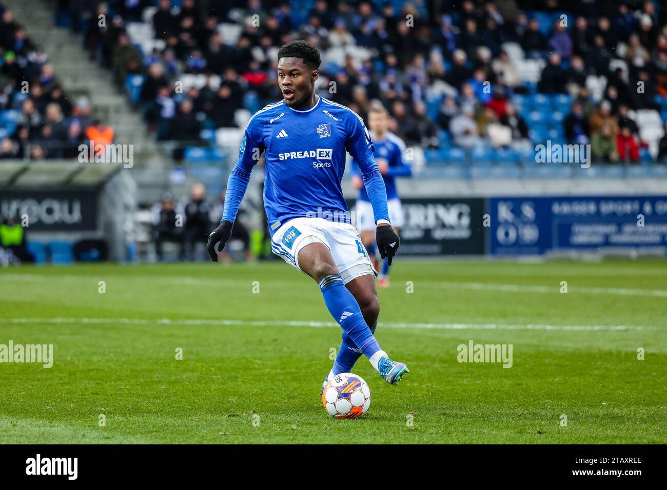 Lyngby, Danimarca. 3 dicembre 2023. Tochi Chukwuani (42) di Lyngby BK visto durante il 3F Superliga match tra Lyngby BK e Silkeborg IF al Lyngby Stadium di Lyngby. (Foto: Gonzales Photo/Alamy Live News Foto Stock