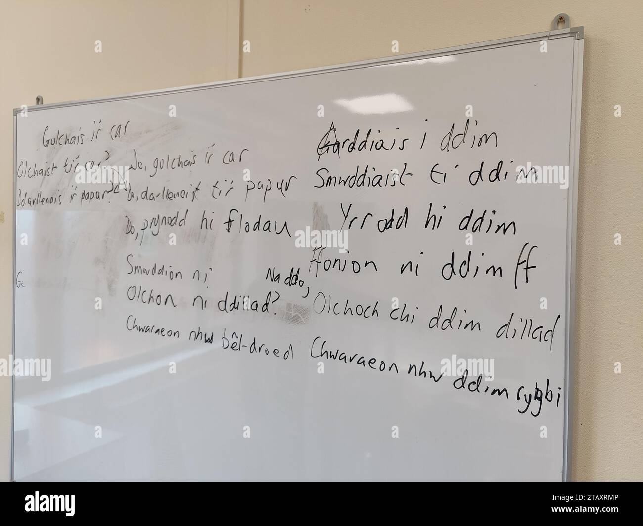 Compiti di lingua gallese su una lavagna bianca in un ufficio Foto Stock