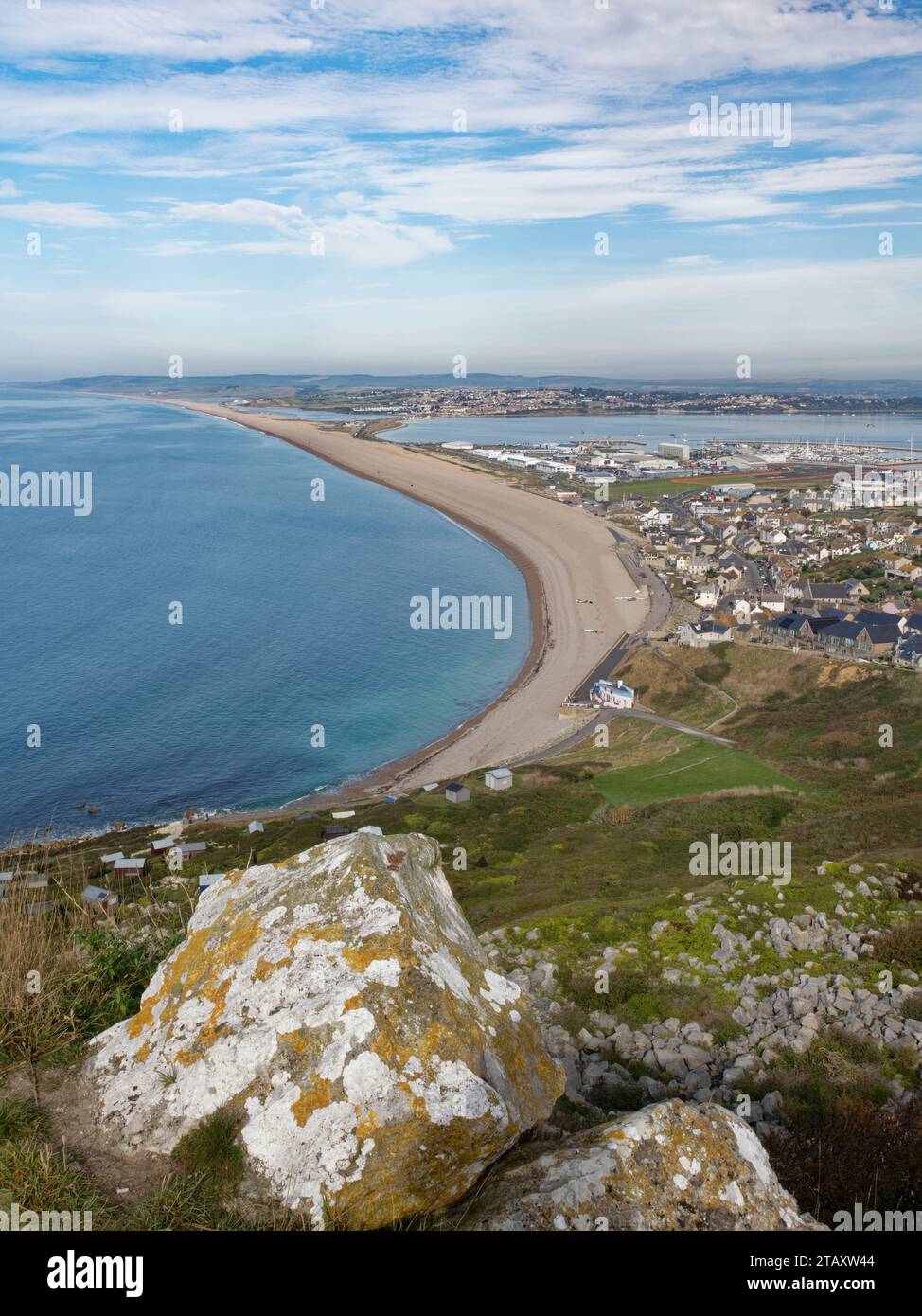 Panoramica di Castletown e Chesil Beach da Tout Quarry, The Isle of Portland, Dorset, UK, ottobre 2023. Foto Stock