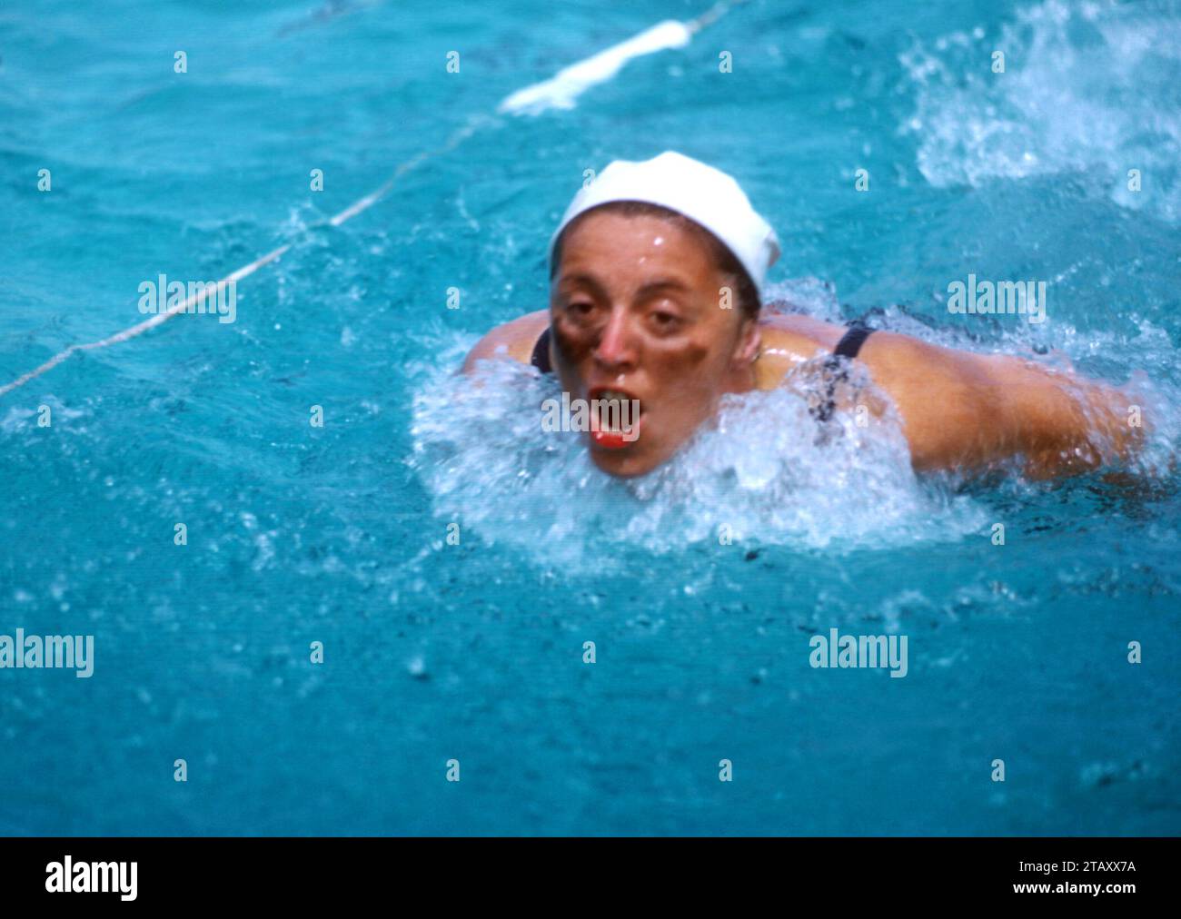 DAYTONA BEACH, FL - 8 APRILE: La nuotatrice americana Betty Mullen Brey (1931-2015) gareggia nel Freestyle femminile durante il National Outdoor Meet dell'8 aprile 1956 a Daytona Beach, Florida. (Foto di Hy Peskin) *** didascalia locale *** Betty Mullen Brey Foto Stock