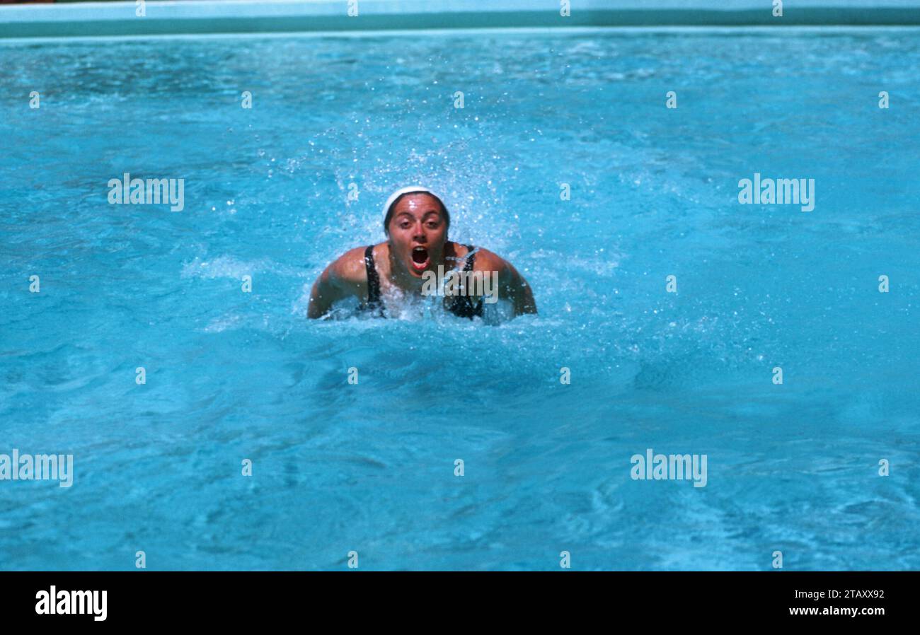 DAYTONA BEACH, FL - 8 APRILE: La nuotatrice americana Betty Mullen Brey (1931-2015) gareggia nel Freestyle femminile durante il National Outdoor Meet dell'8 aprile 1956 a Daytona Beach, Florida. (Foto di Hy Peskin/Getty Images) (numero set: X3675) **** didascalia locale **** Betty Mullen Brey Foto Stock