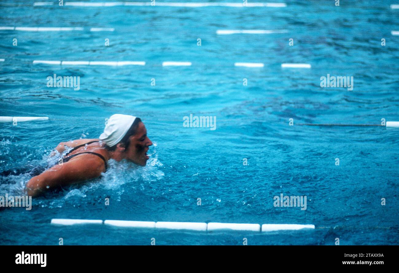 DAYTONA BEACH, FL - 8 APRILE: La nuotatrice americana Betty Mullen Brey (1931-2015) gareggia nel Freestyle femminile durante il National Outdoor Meet dell'8 aprile 1956 a Daytona Beach, Florida. (Foto di Hy Peskin) *** didascalia locale *** Betty Mullen Brey Foto Stock