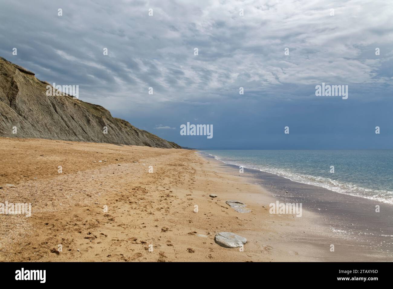 Hive Beach durante un breve periodo di sole tra le pesanti docce estive, Burton Bradstock, Dorset, Regno Unito, agosto 2023. Foto Stock