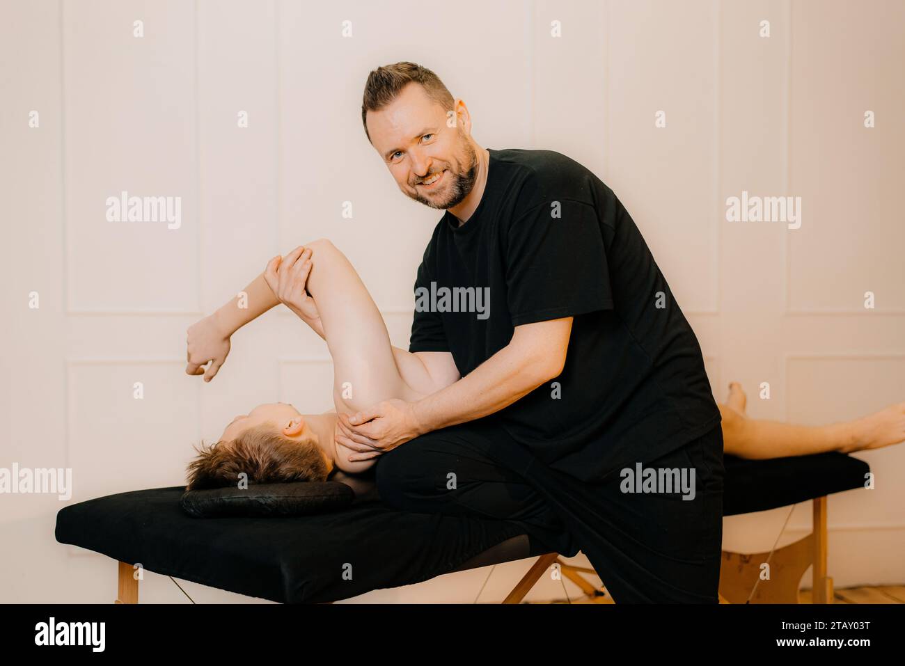 Chiropratica, osteopatia, manipolazione dorsale. Terapista che fa un trattamento curativo sulla schiena dell'uomo. Medicina alternativa, concetto di sollievo dal dolore isolato Foto Stock