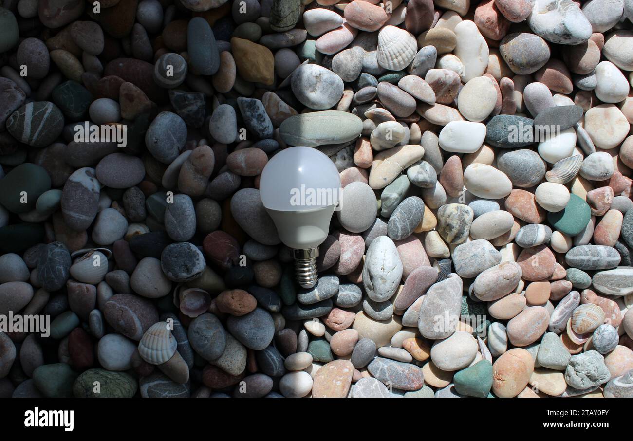 Stone texture Concept Photo di lampadina Economy sul bordo tra Sole e ombra Foto Stock