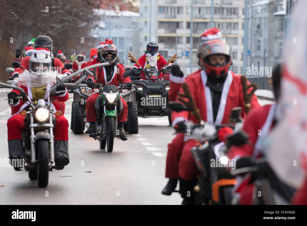 Danzica, Polonia. 3 dicembre 2023. Le clausole di Babbo Natale sulle moto partecipano alla parata di beneficenza © Wojciech Strozyk / Alamy Live News Foto Stock
