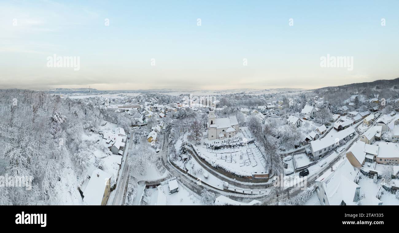 Bisamberg nel distretto di Korneuburg. Regione Weinviertel. Panorama della città innevata durante l'inverno. Foto Stock