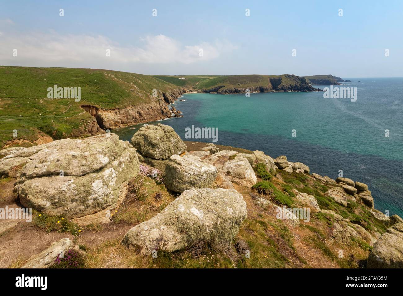 Visualizza se a Nanjizal Beach o Mill Bay e Carn Les Boel Headland da Trevilley Cliff, Near Land’s End, Cornwall, Regno Unito, giugno 2023. Foto Stock