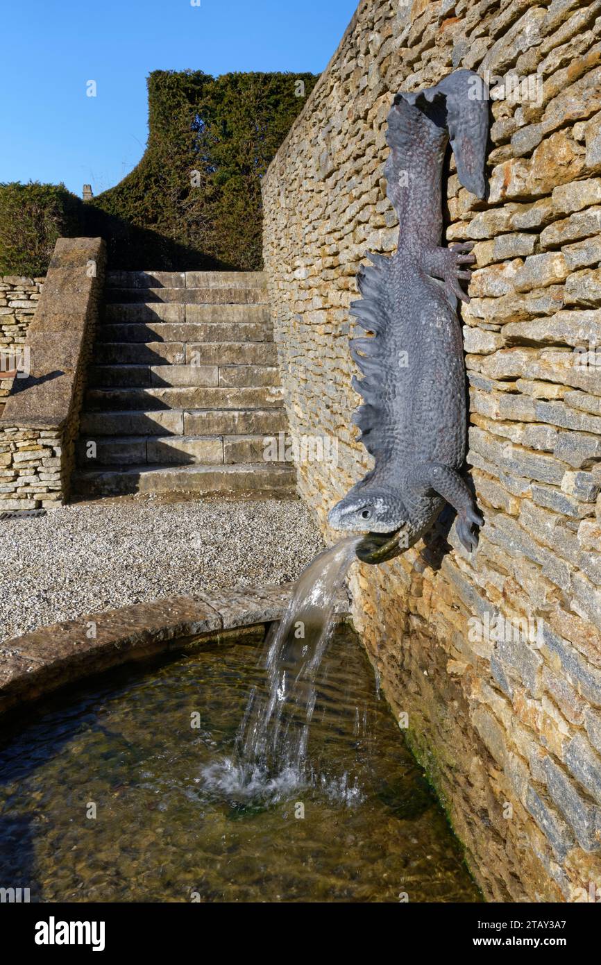 L'acqua di Newt è caratterizzata da un'acqua che sgorga dalla sua bocca all'interno dei giardini paesaggistici di Newt, Bruton, Somerset, Regno Unito, gennaio. Foto Stock