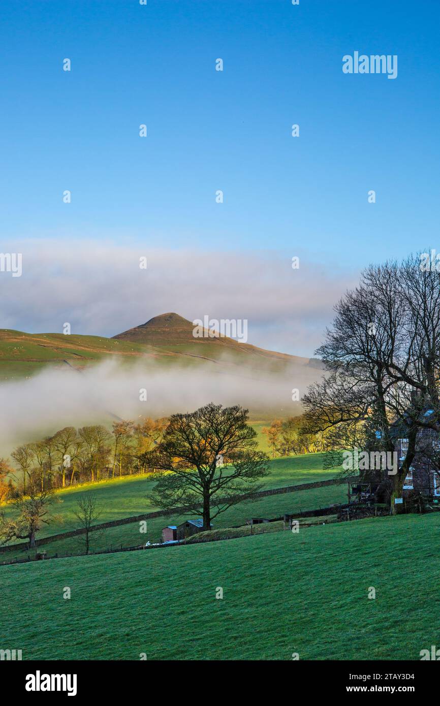 Collina di Shutlingsloe vicino al villaggio di Wildboarclough nel Peak District, uno dei punti più alti del Cheshire in Inghilterra, visto attraverso nebbia e nebbia Foto Stock