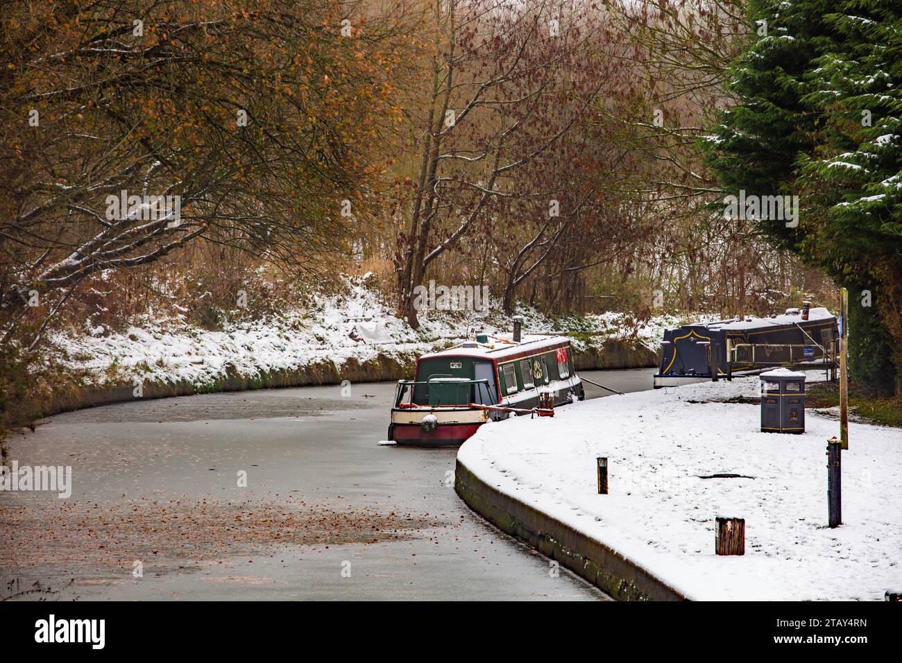 Canal narrowboat ormeggiato sul canale Trent e Mersey nella neve durante l'inverno a Wheelock Cheshire Inghilterra Regno Unito Foto Stock