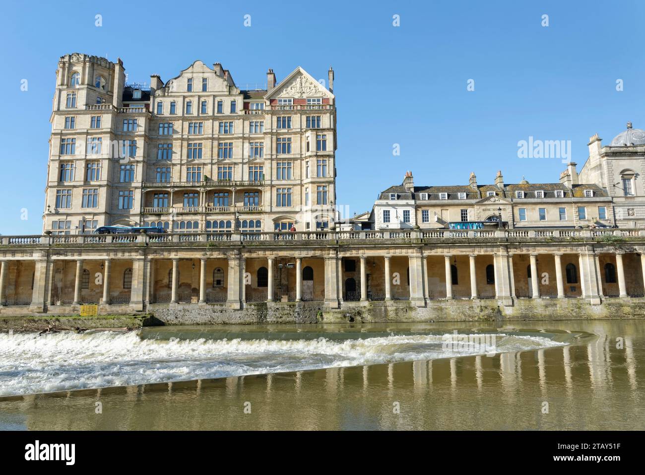 Pulteney Weir, Pulteney Weir and former Empire Hotel, Bath, Regno Unito, aprile 2023. Foto Stock