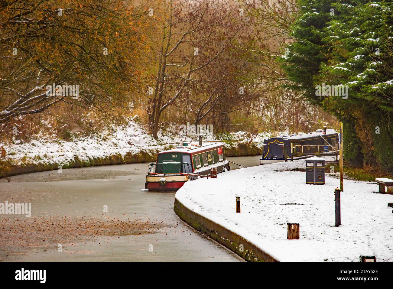 Canal narrowboat ormeggiato sul canale Trent e Mersey nella neve durante l'inverno a Wheelock Cheshire Inghilterra Regno Unito Foto Stock
