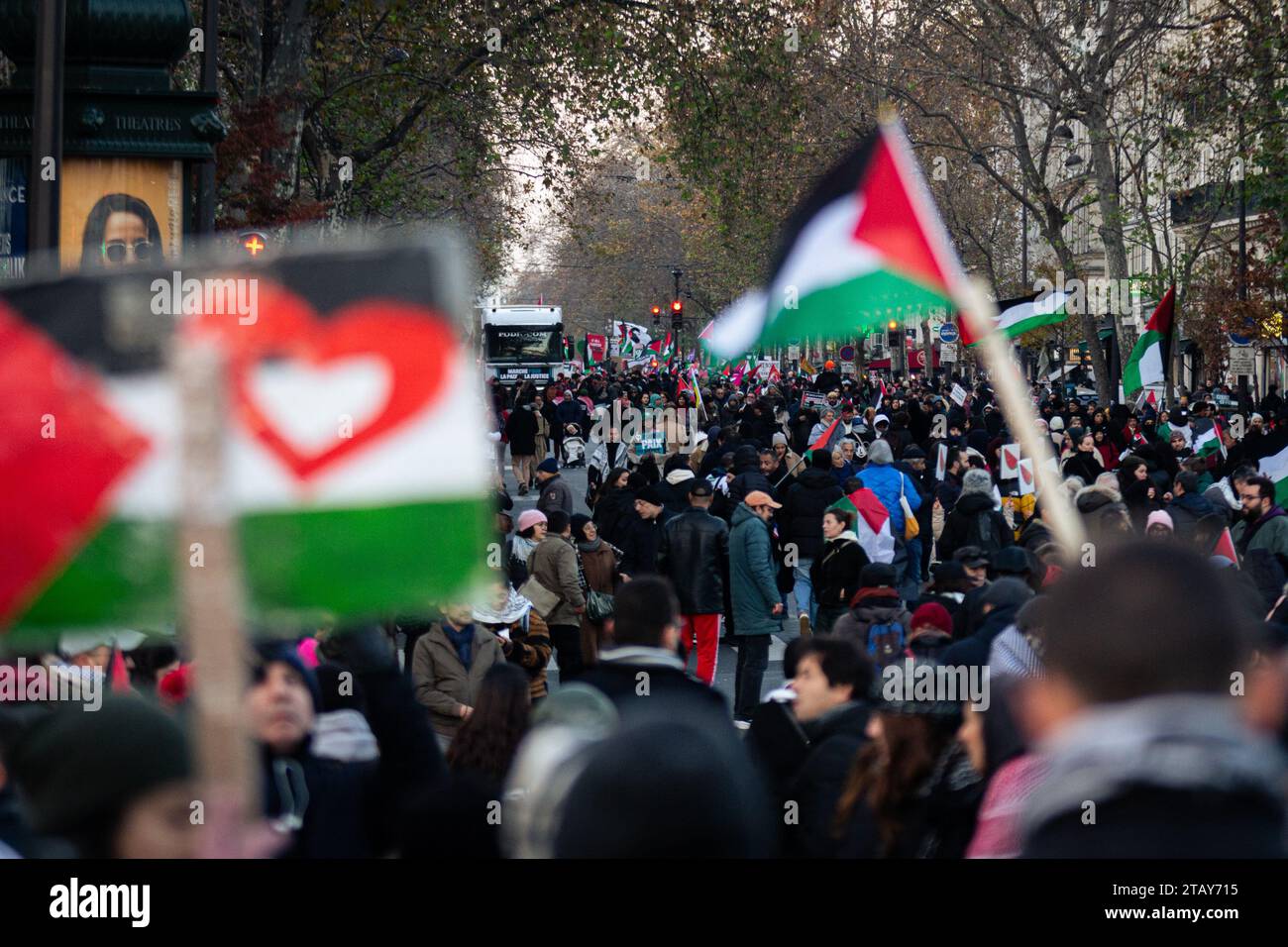 Parigi, Francia. 2 dicembre 2023. I manifestanti hanno visto riunirsi durante la manifestazione per la pace a Gaza. A Parigi, diverse organizzazioni di sinistra e il partito politico la France Insoumise si sono riuniti per chiedere un immediato cessate il fuoco da parte dello Stato israeliano e hanno accusato il presidente francese Emmanuel Macron di essere complice dei massacri commessi a Gaza. La manifestazione iniziò a Place de Republique e terminò a Place Bastille. (Foto di Telmo Pinto/SOPA Images/Sipa USA) credito: SIPA USA/Alamy Live News Foto Stock