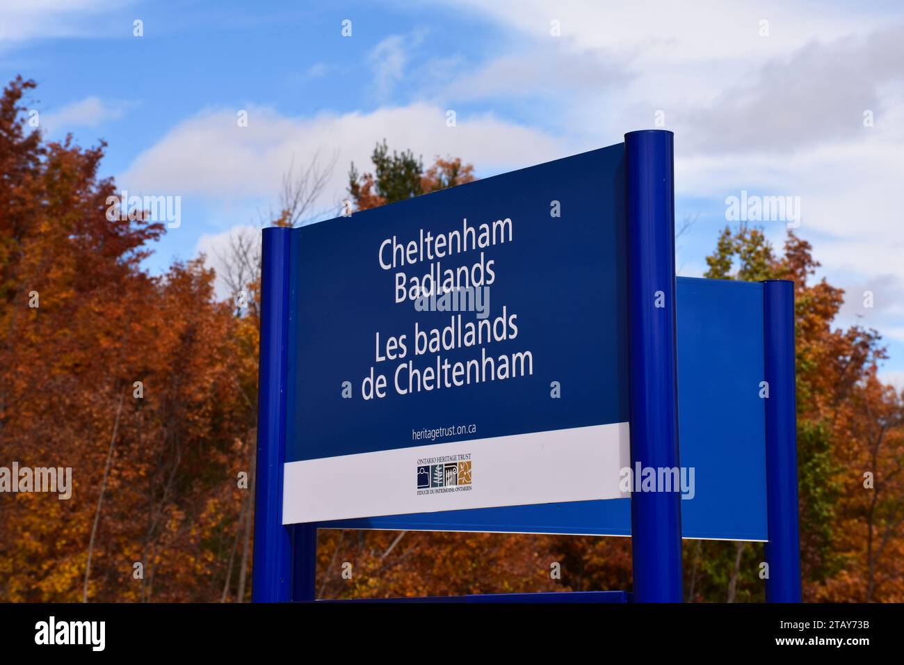 Segui le indicazioni per le Cheltenham Badlands in Ontario, Canada, una caratteristica geologica unica e popolare località per gite di un giorno da Toronto. Foto Stock