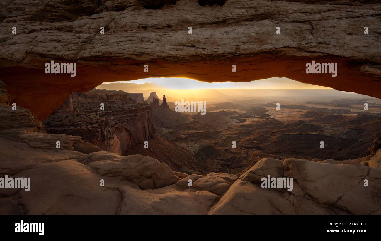 Alba di prima mattina al Mesa Arch nel Canyonlands National Park, Utah Foto Stock