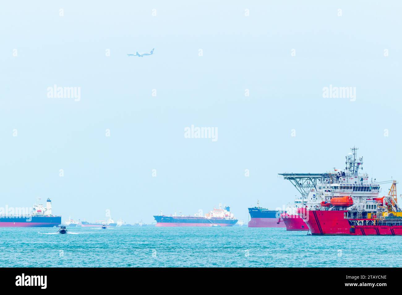 Navigazione nello stretto di Singapore a Singapore. Foto Stock