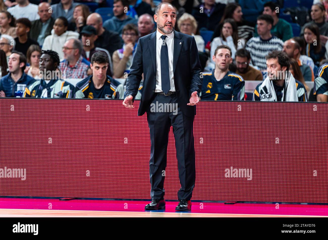 Madrid, Spagna. 3 dicembre 2023. Chus Mateo del Real Madrid visto durante la partita di pallacanestro della Liga Endesa ACB 23/24 tra Real Madrid e Rio Breogan al centro Wizink di Madrid. Real Madrid 91 : 58 Rio Breogan. Credito: SOPA Images Limited/Alamy Live News Foto Stock