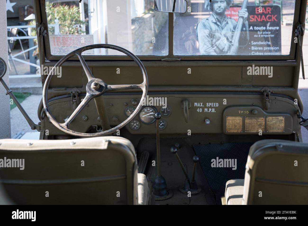 Vista interna di un'originale Jeep Willys americana della seconda guerra mondiale parcheggiata sulla strada Foto Stock