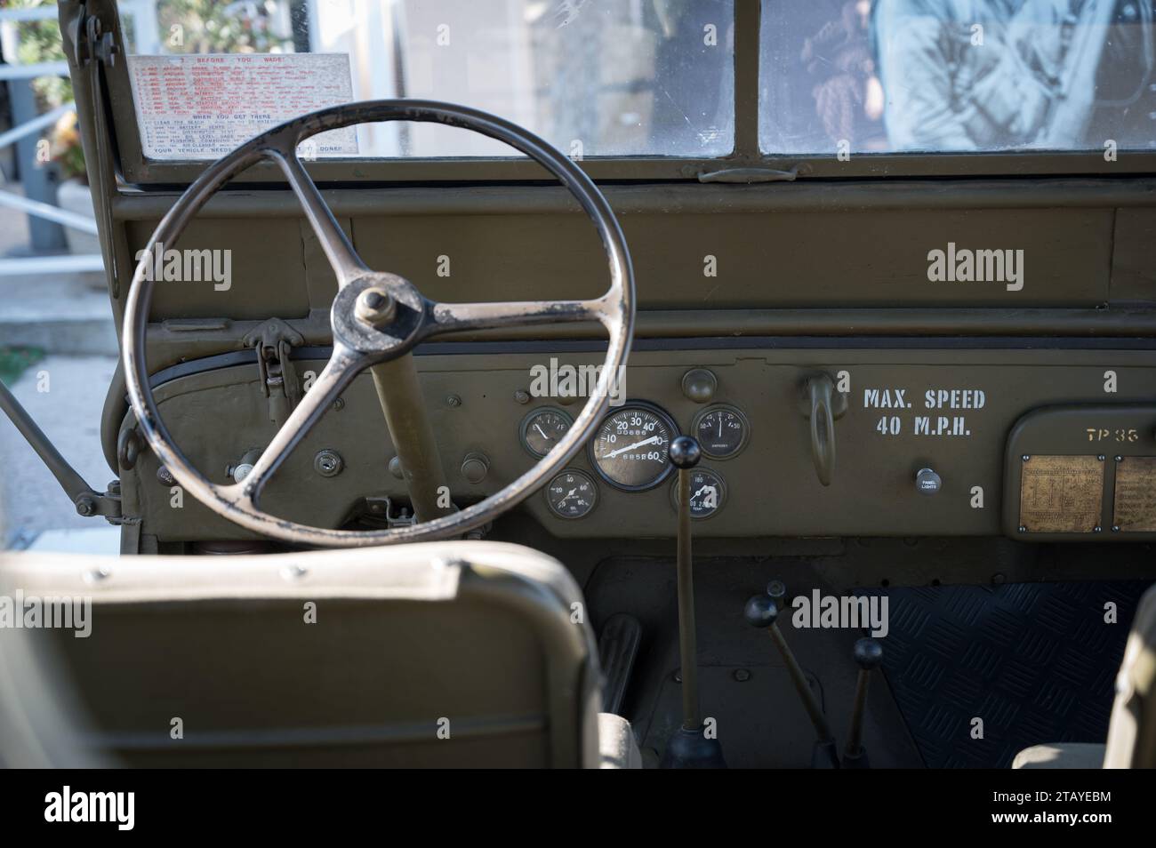 Dettaglio di una vista interna di un'originale Jeep Willys americana della seconda Guerra Mondiale parcheggiata sulla strada Foto Stock