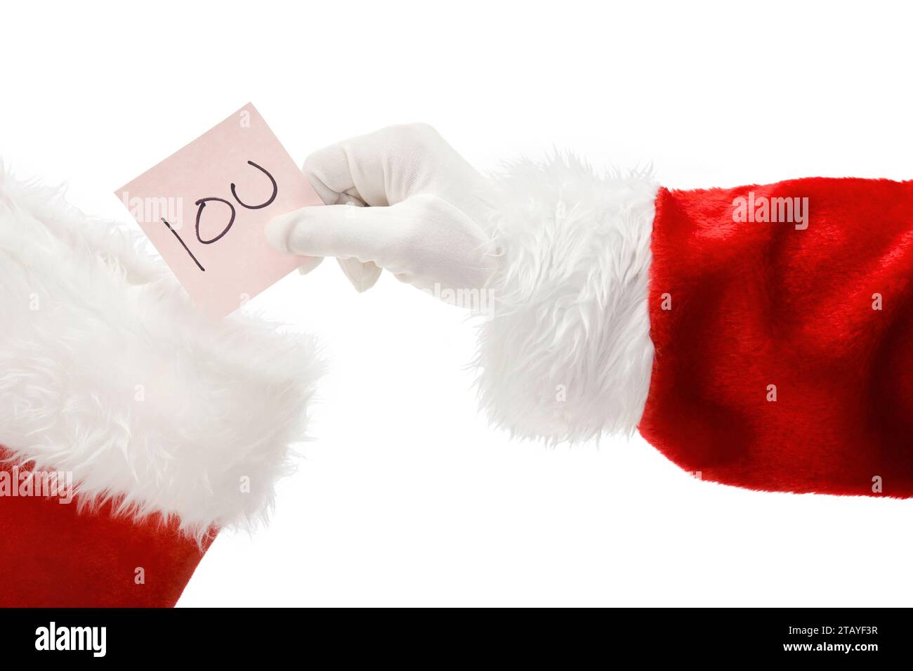 Babbo Natale inserisce una nota IOU in una calza di Natale isolata Foto Stock