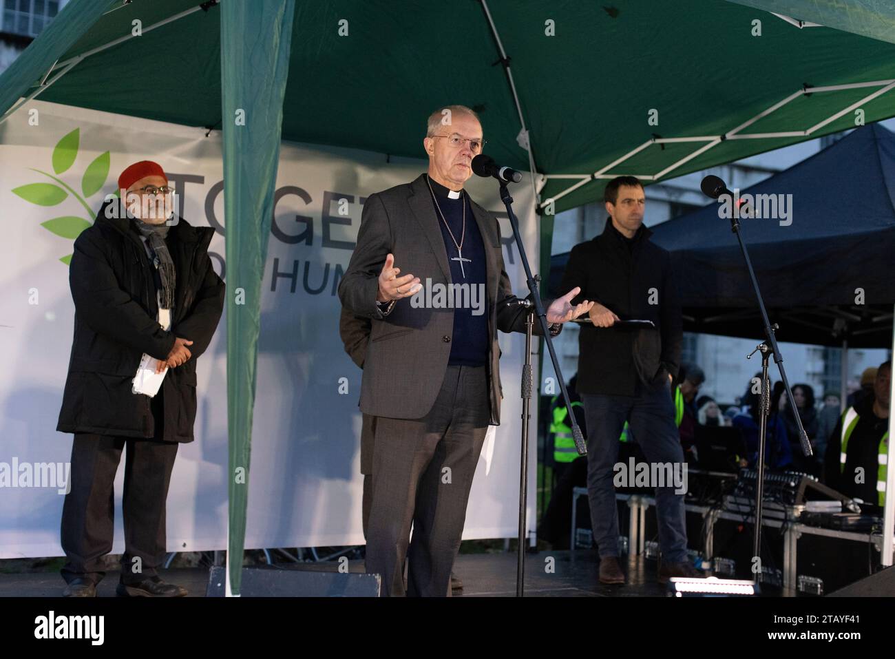 Il vescovo Justin Welby partecipa alla veglia anti-odio israeliana - Palestina fuori Downing Street, Westminster, Londra, Inghilterra, Regno Unito Foto Stock