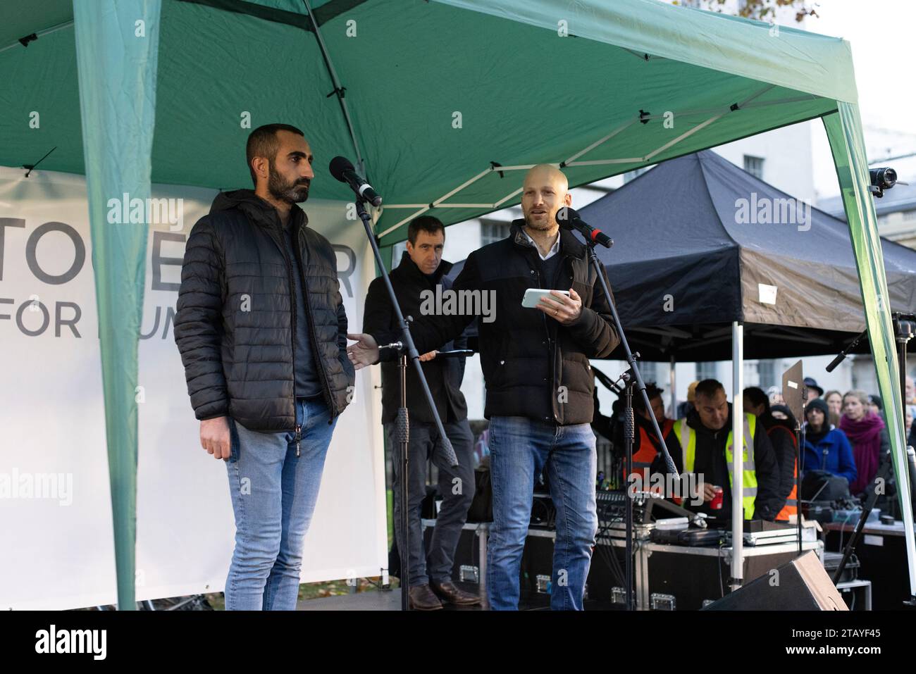 Famiglie israeliane e palestinesi in lutto si uniscono in una veglia anti-odio fuori Downing Street a Whitehall, Westminster, Londra, Inghilterra, Regno Unito Foto Stock