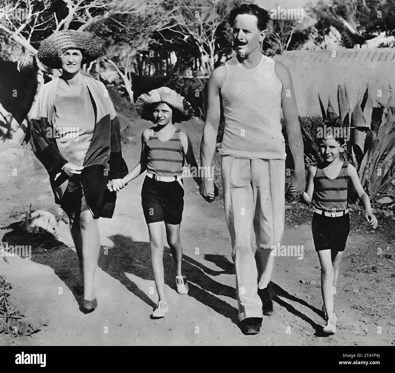 Parlamentare laburista e fondatore dell'Unione britannica dei fascisti Sir Oswald Mosley con sua moglie Lady Cynthia Mosley (nata Curzon) in vacanza a Cap D'antibes sulla Costa Azzurra. Foto Stock