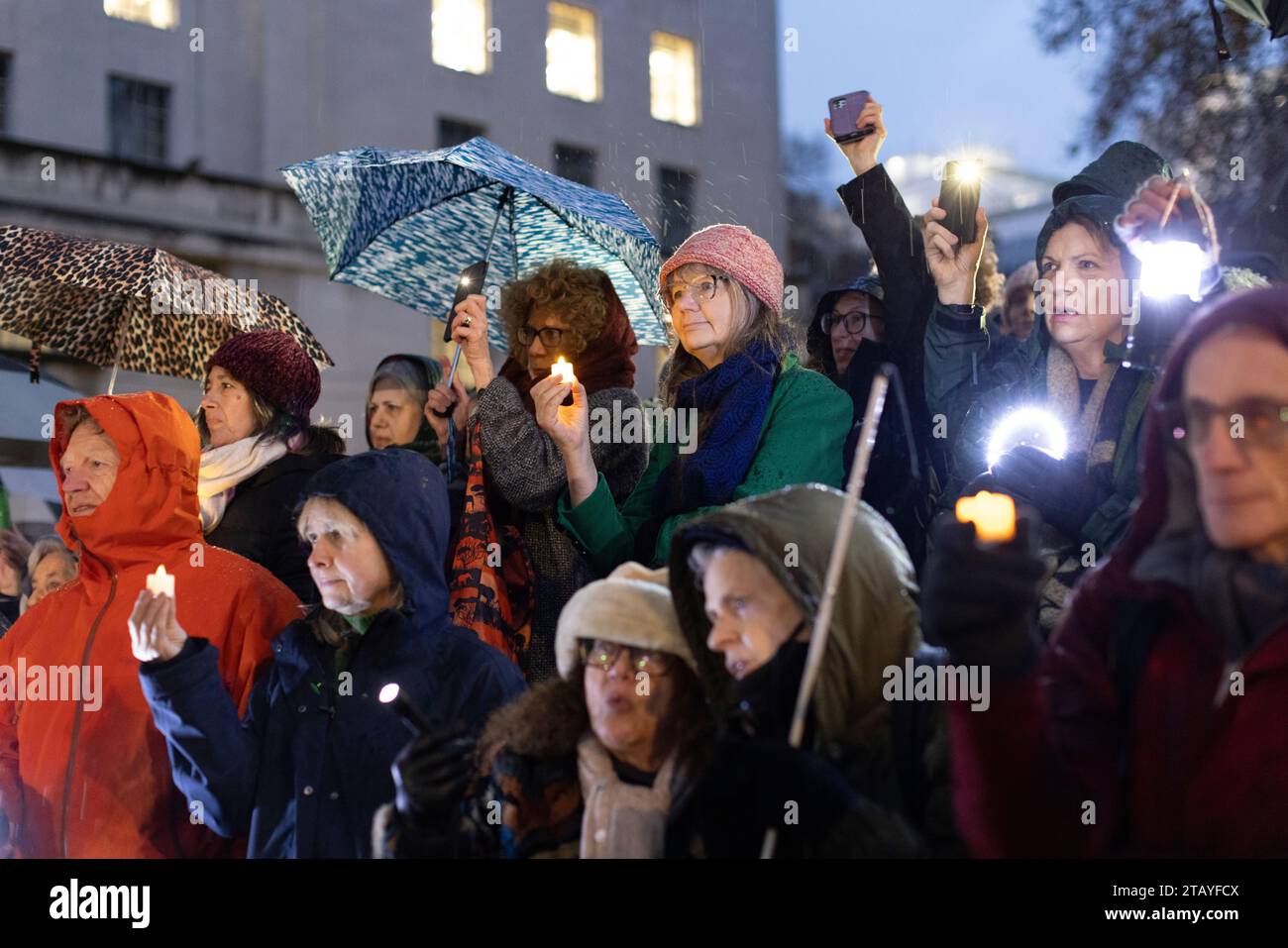 Famiglie israeliane e palestinesi in lutto si uniscono in una veglia anti-odio fuori Downing Street a Whitehall, Westminster, Londra, Inghilterra, Regno Unito Foto Stock