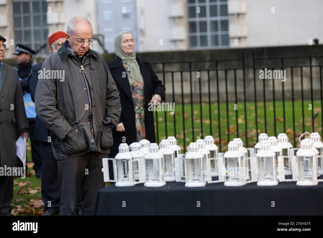 Il vescovo Justin Welby partecipa alla veglia anti-odio israeliana - Palestina fuori Downing Street, Westminster, Londra, Inghilterra, Regno Unito Foto Stock