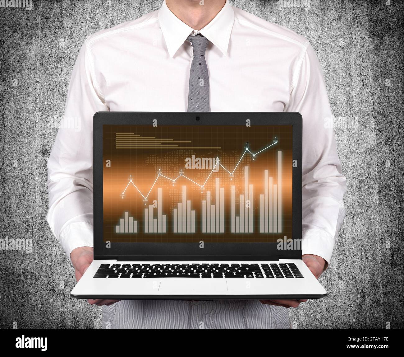 Uomo d'affari che possiede un notebook con un grafico del mercato azionario in esposizione. Concetto di business e trade. Foto Stock