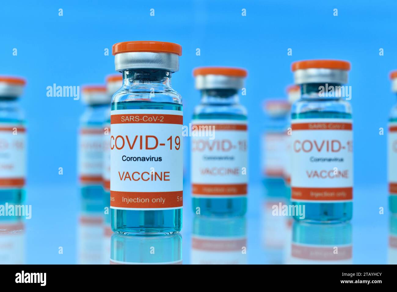 Fiale con vaccino Covid-19. Concetto di infezione da virus della corona e della medicina. Primo piano Foto Stock