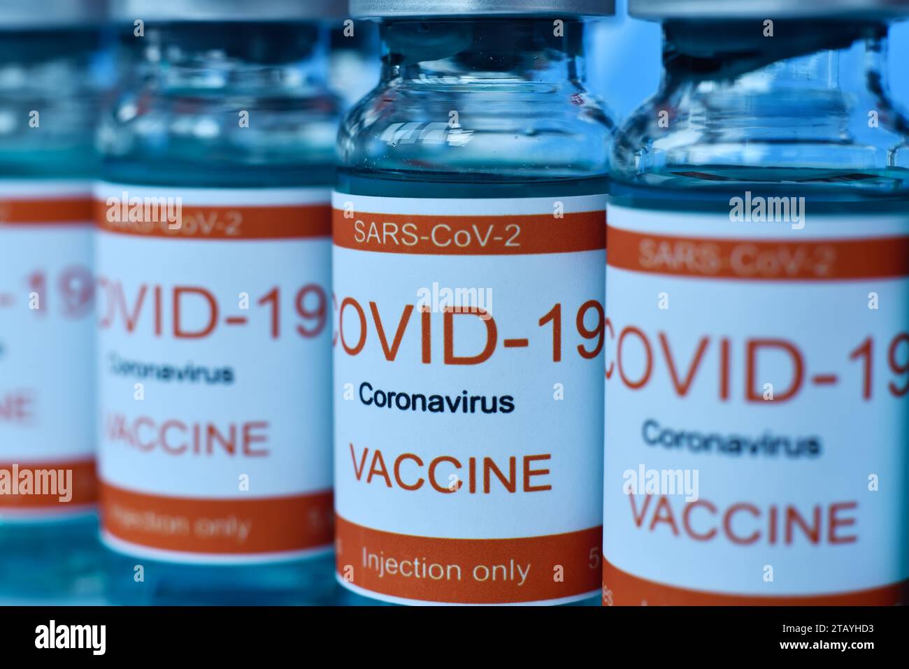 Fiale a fila con vaccino covid-19. Concetto di infezione da virus della corona e della medicina. Primo piano Foto Stock