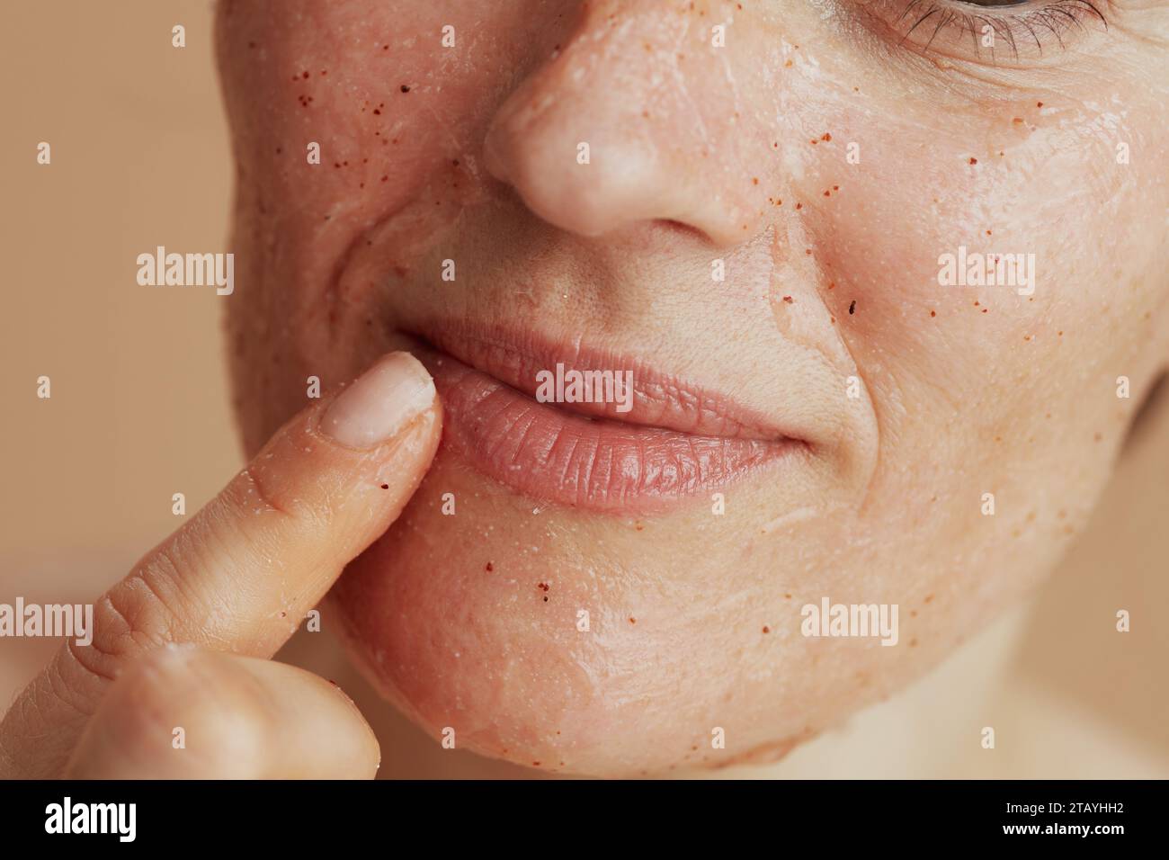 Primo piano su una giovane donna con scrub facciale. Foto Stock