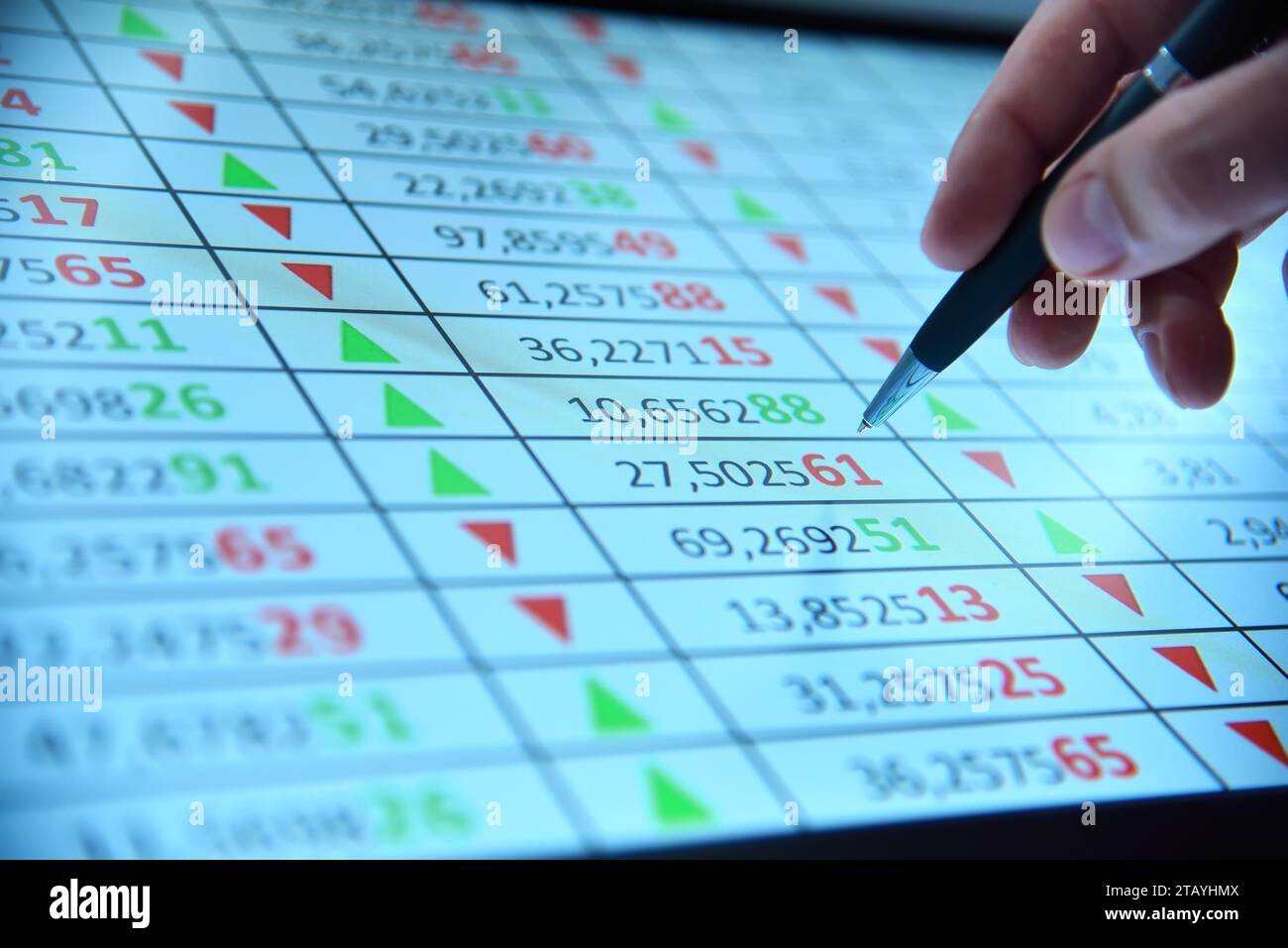 Uomo d'affari a mano indica le statistiche finanziarie sullo schermo del computer. Mercato azionario finanziario e concetto di big data. Foto Stock