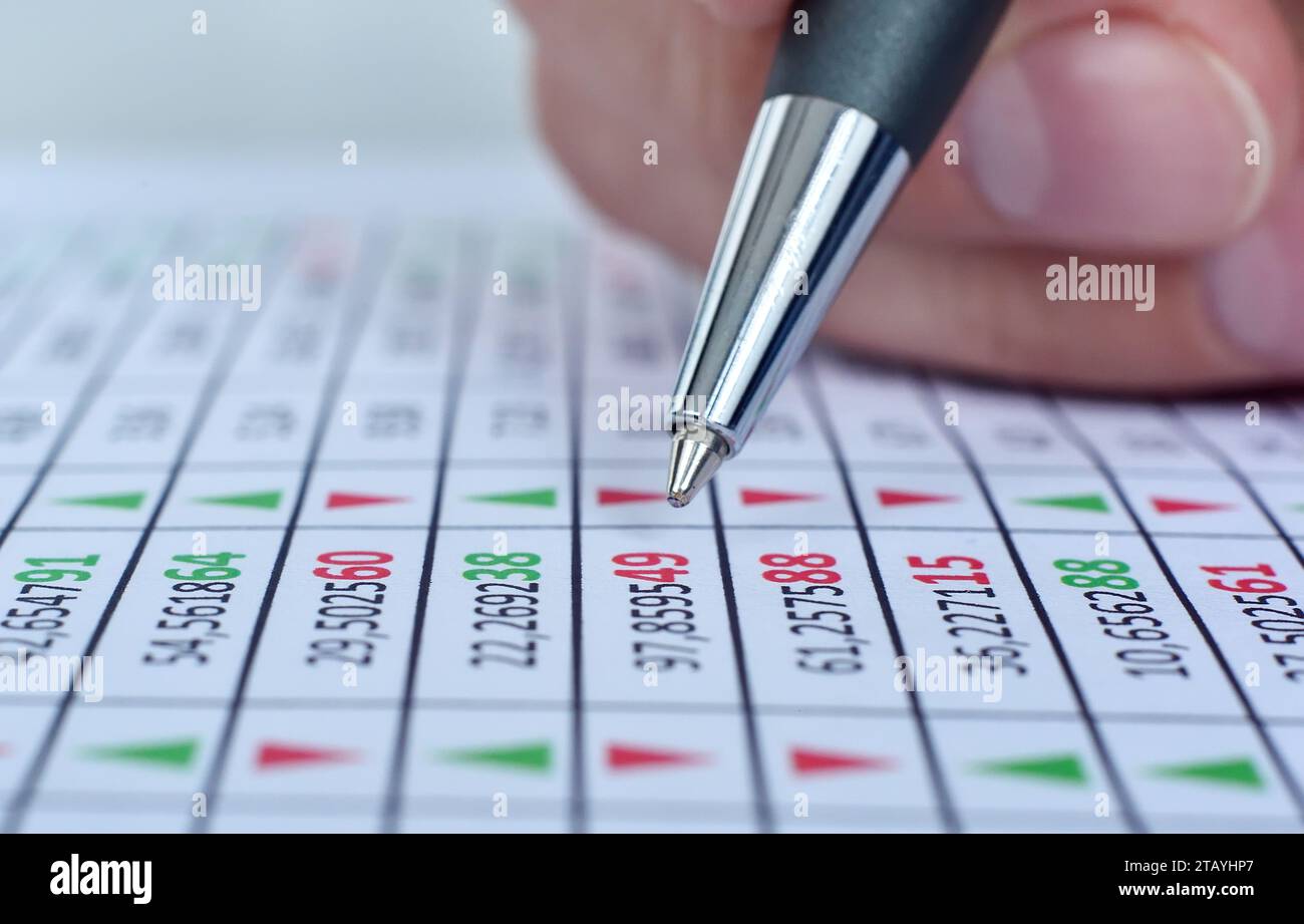 Contabile finanziario a mano con correzione penna rapporto di mercato azionario con dati sulle scorte. Concetto di analisi finanziaria. Primo piano Foto Stock