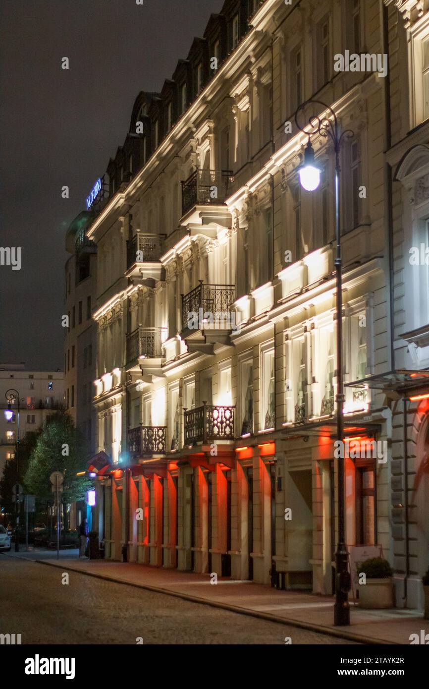 Edificio del XIX secolo a Varsavia, in Polonia, illuminato da luci bianche e rosse Foto Stock