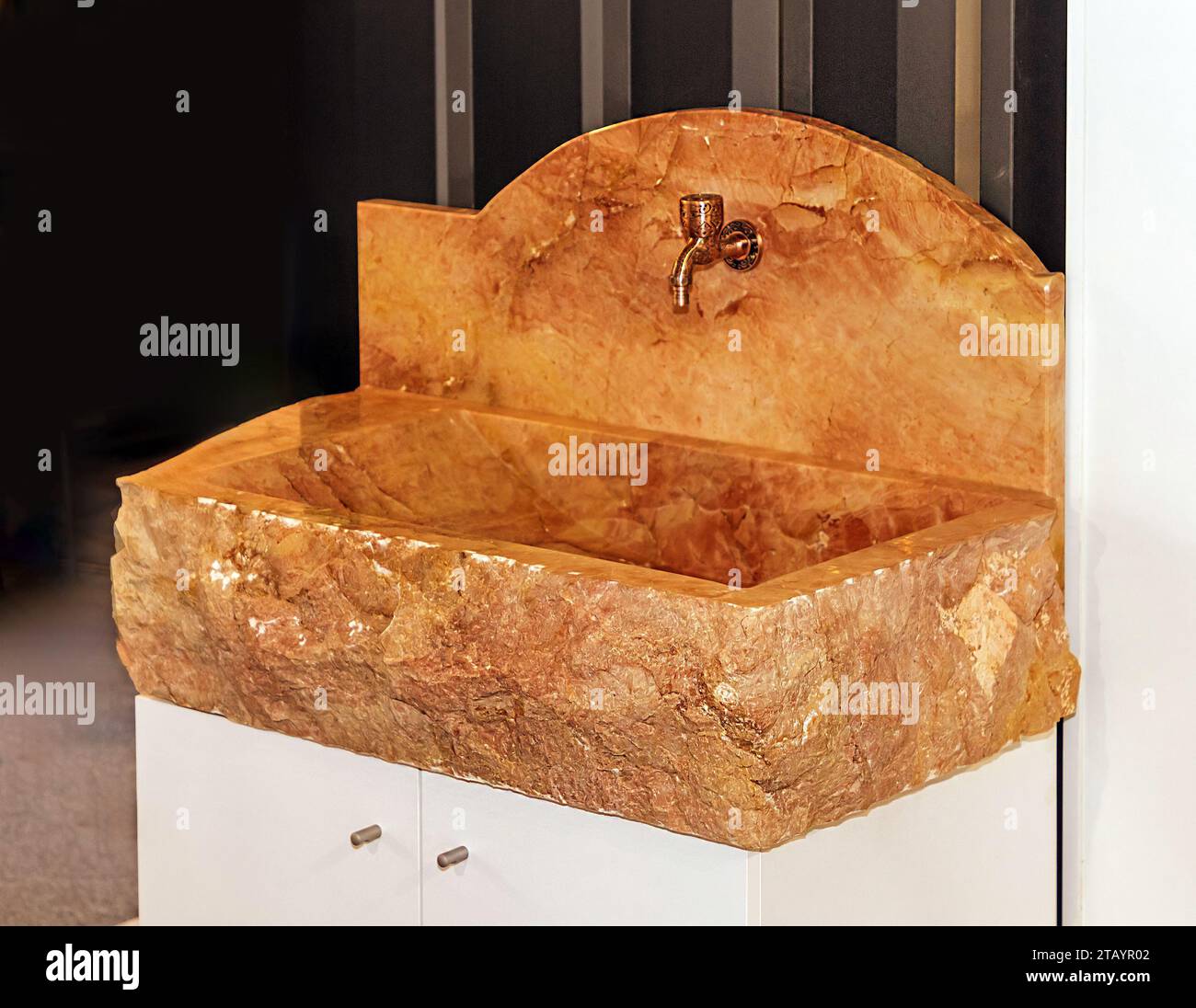 Arredamento lavandino in pietra di marmo marrone all'interno del bagno Foto Stock